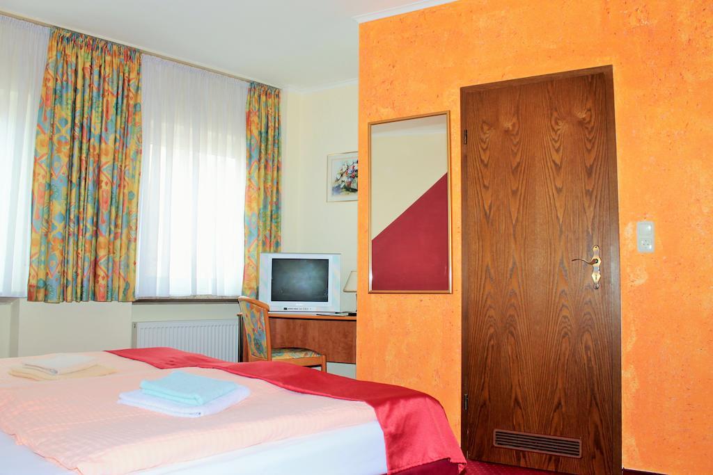 Hotel Garni Zum Adler Gensingen Zimmer foto